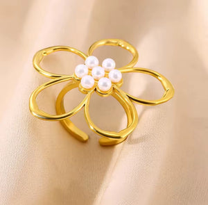 Anillo flor abierta con 6 perlas al centro