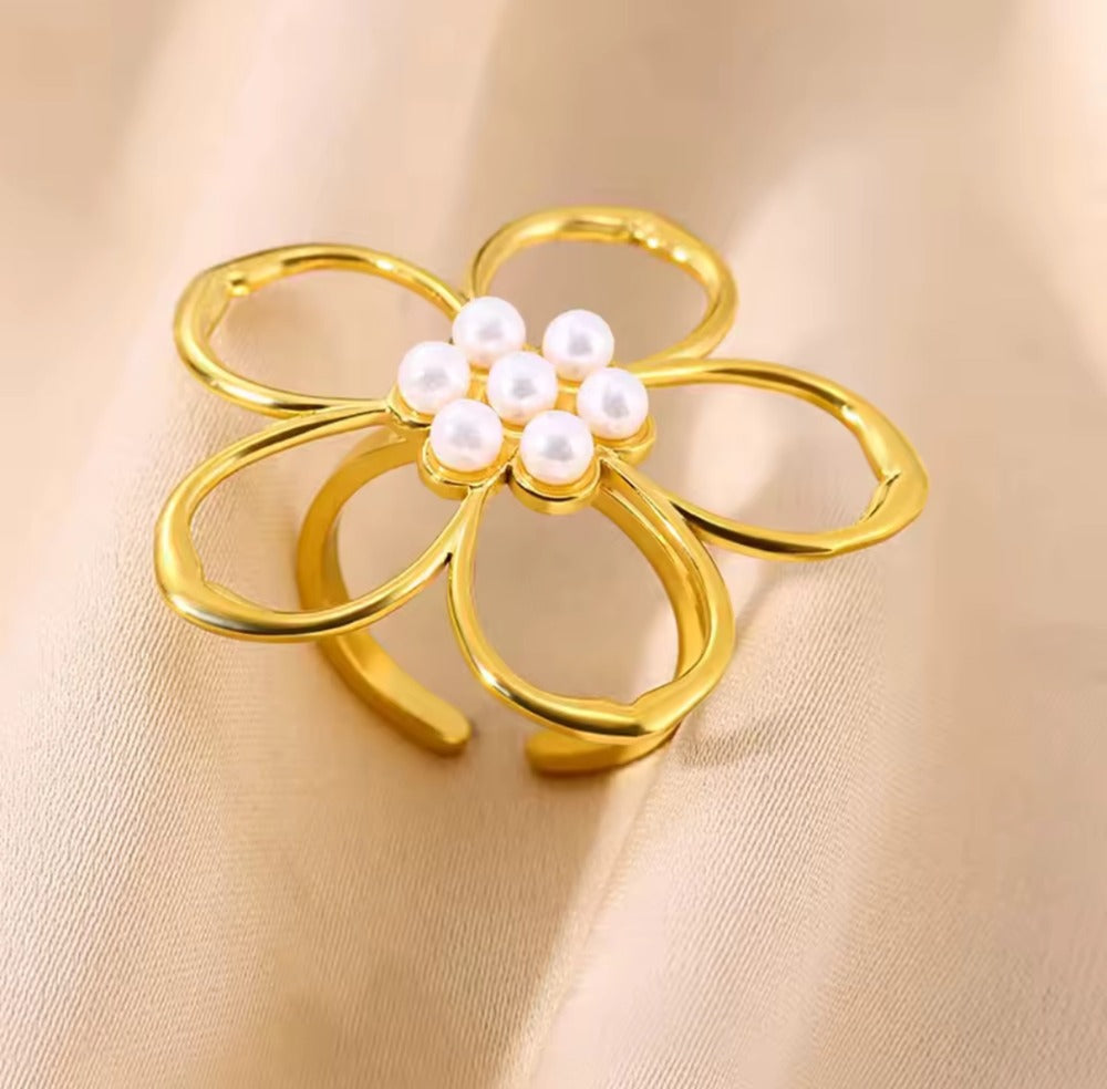 Anillo flor abierta con 6 perlas al centro