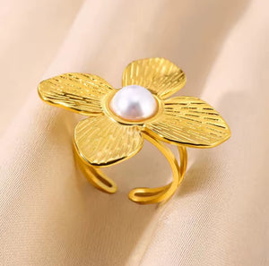 Anillo flor de 4 pétalos con perla central