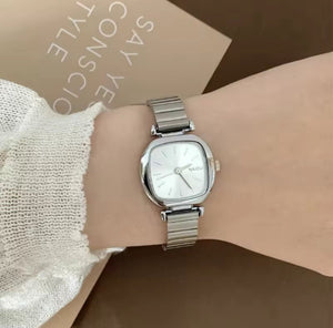Reloj Naidu Plateado Fondo Blanco