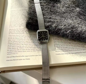 Reloj Naidu Malla Plateado Fondo Negro