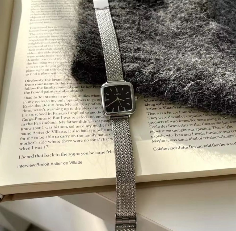 Reloj Naidu Malla Plateado Fondo Negro