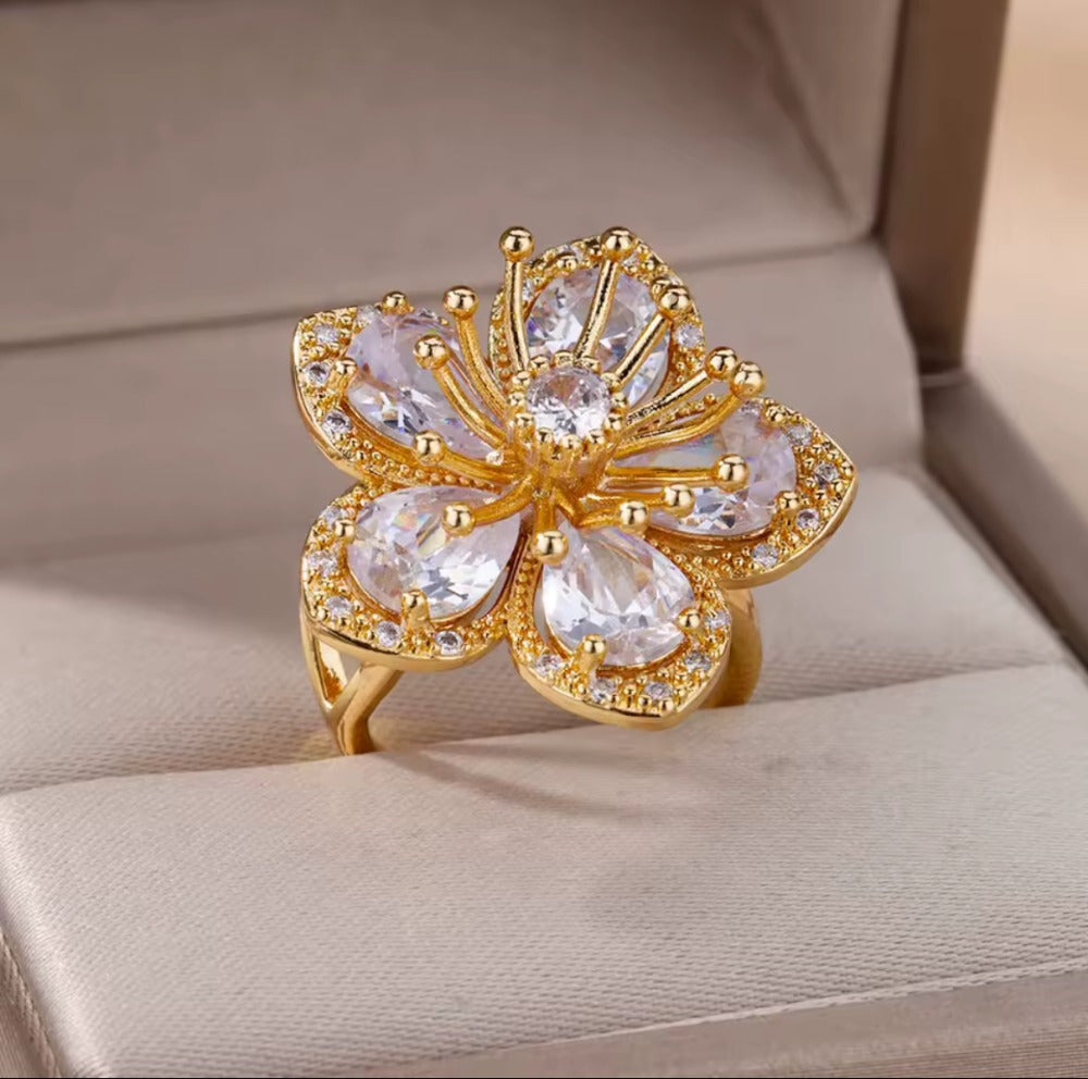 Anillo Dorado Con Petalos De Zirconia Transparente