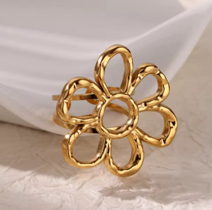 Anillo flor hueca de pétalos redondeados