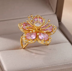 Anillo Dorado Con Petalos Rosas