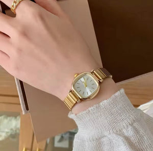 Reloj Naidu Dorado Fondo Blanco