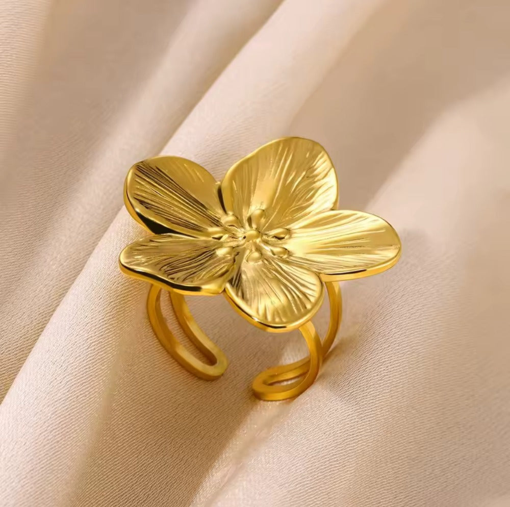 Anillo Flor Dorada Texturizada De 5 Petalos