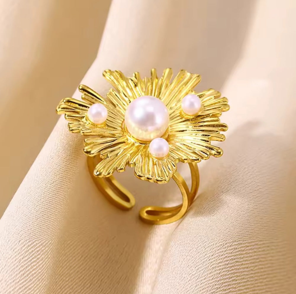 Anillo Flor Dorada Texturizada Y Perlas