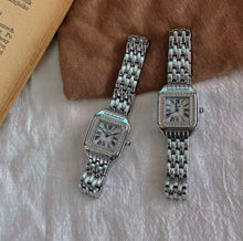 Cargar imagen en el visor de la galería, Reloj Plateado Cuadrado Contorno Piedras
