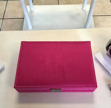 Cargar imagen en el visor de la galería, ESTUCHE JOYERO MEDIANO ROSA FUCSIA
