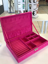 Cargar imagen en el visor de la galería, ESTUCHE JOYERO MEDIANO ROSA FUCSIA
